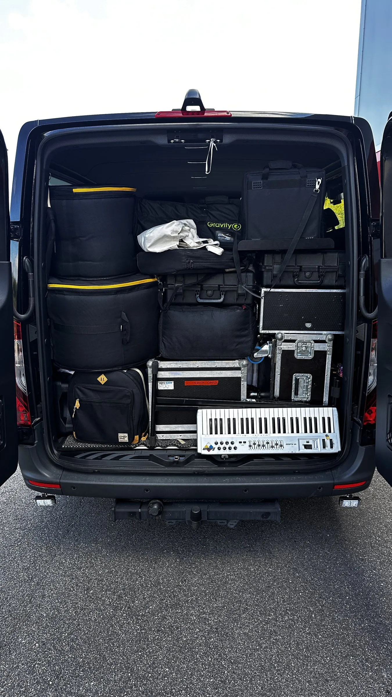 Backline laaditud SoloTransferi Sprinterisse — klahvpill, flight case-id ja trummikotid