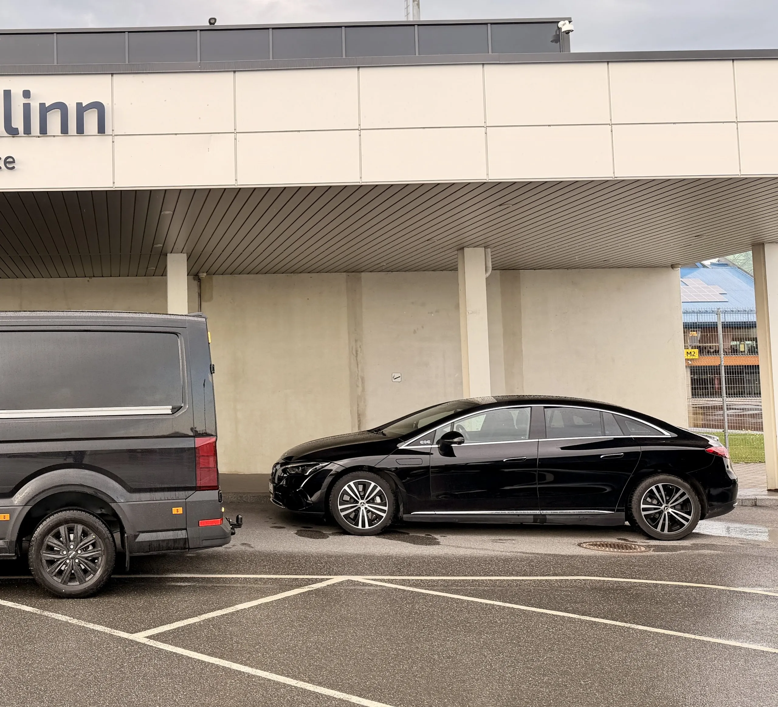 Mercedes-Benz EQE 88MAX Tallinna lennujaama VIP-terminali ees — SoloTransferi lennujaama transfeer